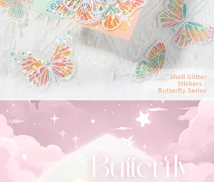 Détail macro d'autocollant papillon avec finition nacrée irisée et effet de paillettes laser
