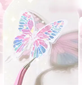 Détail macro d'un autocollant papillon PET laser irisé avec finition brillante coquille