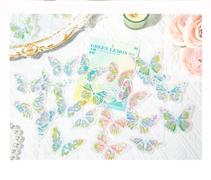 Détails macro de 20 autocollants papillons holographiques sur dentelle blanche