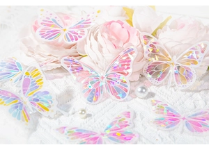 Vue macro détaillée d'autocollants papillons holographiques avec finition irisée colorée