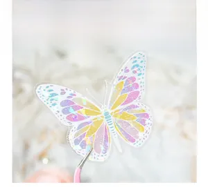 Détail macro d'autocollants papillons en PET imperméables avec effet sequins irisés