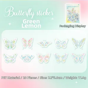 Vue macro d'autocollants papillons en PET irisé avec dégradés pastel et finition nacrée