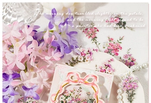 Gros plan d'autocollants floraux avec fleurs roses et violettes et bordures de rubans