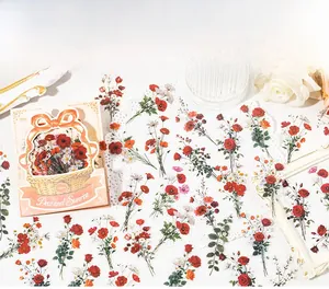 Détail macro des autocollants PET fleurs vintage Dew and Sunrise pour scrapbooking