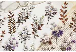 Détail des autocollants PET floraux à reflets nacrés sur fond de papier vintage