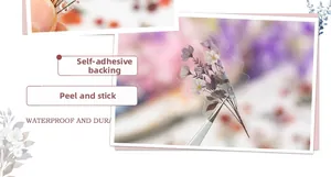 Détail macro d'un autocollant floral en PET transparent retiré avec une pince à épiler