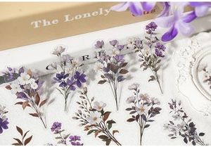 Vue détaillée d'autocollants PET floraux avec fleurs sauvages violettes pour scrapbooking