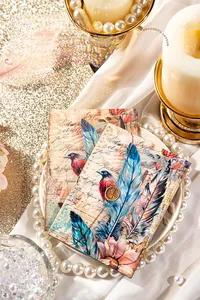 Detailweergave van vintage journalpapier met vogels en veren op wit satijnen doek