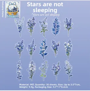Vue détaillée des autocollants PET fleurs bleues avec effets de lumière et de nacre