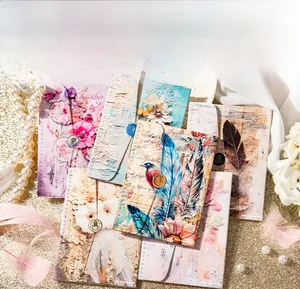 Detailopname van vintage Feather's Letter enveloppen met lakzegel en parel versiering