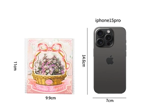 Comparaison de taille du paquet d'autocollants floraux à côté d'un téléphone mobile