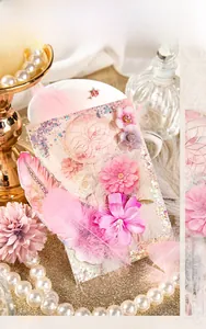 Detail van vintage papier met roze bloemmotieven en dromenvanger voor DIY-journaling decoratie
