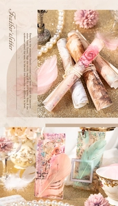 Detailopname van vintage scrapbookingpapier met veren en bloemen, 3D-textuur en goudzand