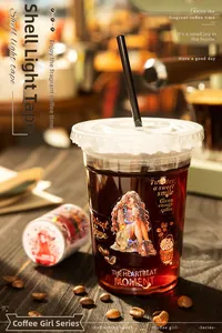 Ruban PET Coffee Girl avec effet de lumière nacrée décorant un café glacé transparent