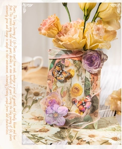 Detalle de set de papel decorativo vintage con flores y mariposas en tonos retro cálidos