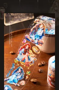 Détail du ruban PET avec illustrations de filles et café sur un bureau en bois