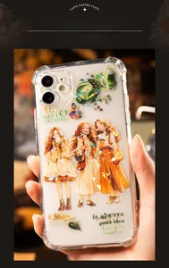 Détail d'autocollants thème café fille sur une coque de téléphone transparente