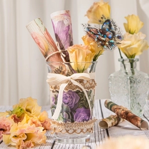 Rollos de papel scrapbooking vintage en jarrón decorativo con encaje color púrpura