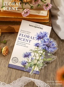 Dettaglio di adesivi PET di fiordalisi e carte botaniche per lo scrapbooking