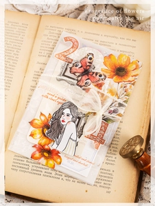 Dettagli di adesivi PET floreali con girasoli e farfalle su pagine di libri antichi