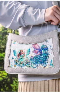 Detail der silbernen Glitzertasche mit märchenhafter Illustration der Kürbiskutsche