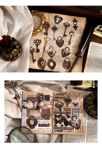 Dettagli di ciondoli vintage in bronzo con lucchetti a cuore e chiavi decorate