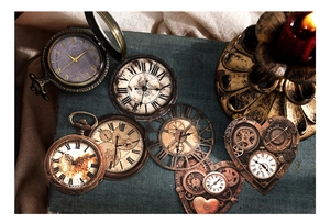 Dettaglio macro di adesivi vintage per scrapbooking a orologio con motivi ingranaggi steampunk