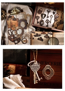 Dettaglio di serrature a cuore e chiavi in bronzo vintage per scrapbooking fai-da-te