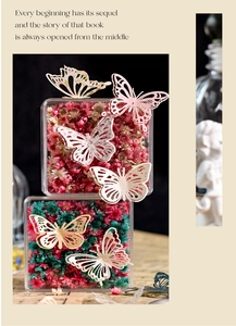 Détail de papillons en papier découpés au laser sur coffrets cadeaux floraux style vintage