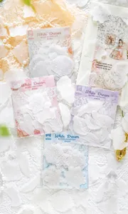 Detail van halfdoorzichtige vellum stickers met witte bloemen- en vlindermotieven voor scrapbooking