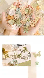 Détail de découpes de papier évidées fleurs et papillons pour décoration de scrapbooking