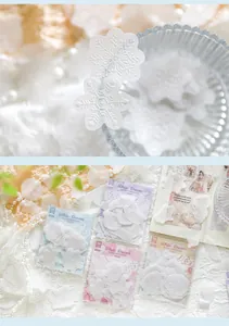 Macro-opname van White Dream reliëfstickers voor scrapbooking en creatief dagboek