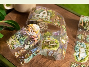 Dettaglio macro del nastro PET decorativo con villa di campagna e motivi floreali