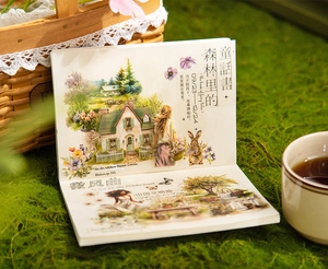 Dettaglio del nastro PET acquerello con casette nel bosco incantato e illustrazioni di conigli