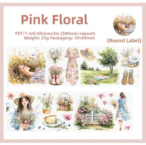 Vista dettagliata del nastro adesivo PET con fiori rosa e motivi camping acquerello
