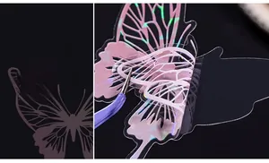 Detail von holografischen Schmetterlingsstickern, die mit Pinzette abgezogen werden
