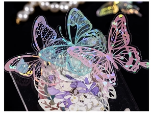 Makroaufnahme von Schmetterlingsaufklebern mit Holografie-Effekt und lila Farbverlauf