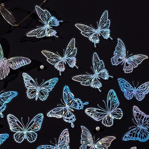 Holografische Schmetterling-Aufkleber aus PET für Scrapbooking auf dunklem Hintergrund