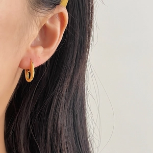 Chic 925 sterling silver pig nose hoop earrings in gold with a polished geometric finish
