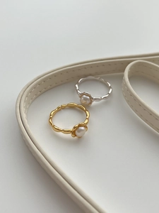 Close-up of S925 silver sunflower pearl ring featuring irregular wavy texture