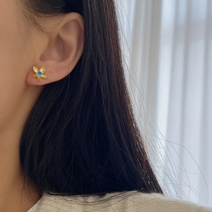 Puce d'oreille fleur en argent 925 doré avec cristal bleu sur l'oreille femme