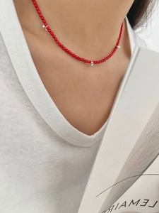 Détail du collier en argent S925 avec perles de corail rouge cerise 2mm sur un mannequin