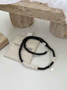 Detail of 925 black agate and gradient pearl necklace with silver lobster clasp and linen pouch