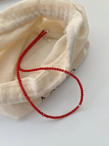 Détail du collier de perles corail rouge avec accents en argent S925 et pochon