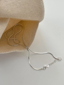 Détail d'un collier en argent sterling 925 avec chaîne d'extension réglable au fini poli