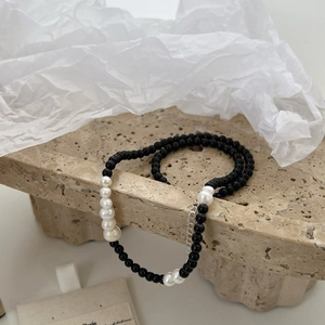 Minimalist 925 silver necklace with black onyx beads and lustrous white gradient pearls