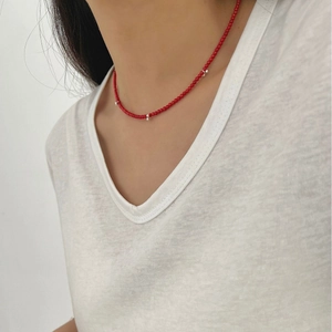 Collier artisanal en argent S925 avec perles de corail rouge et accents métalliques