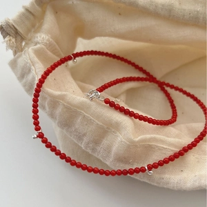 Collier en argent sterling S925 avec perles de corail rouge et petites boules d'argent