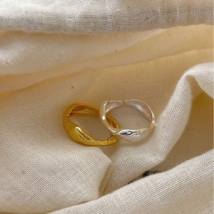 Minimalist S925 sterling silver open ring set with irregular lava texture in gold and silver