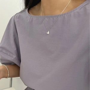 Collier avec pendentif cœur en argent sterling 925 et bracelet perlé portés par un modèle